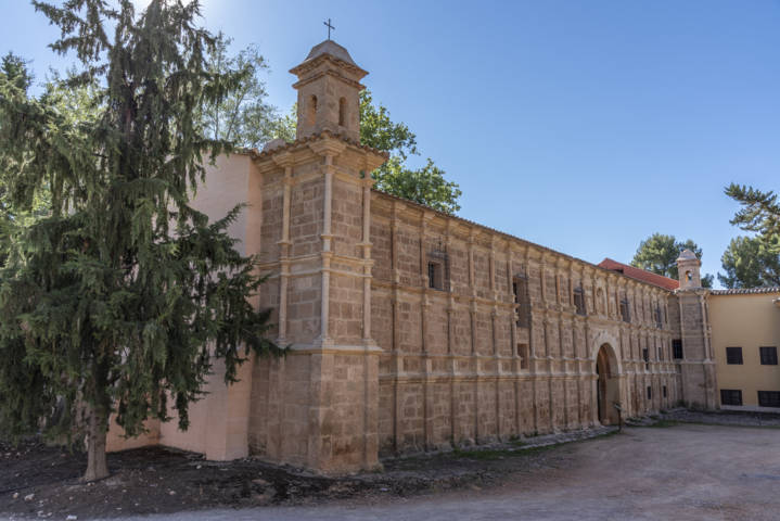 Zaragoza - Nuévalos 03 - monasterio de Piedra - Plaza Mayor.jpg